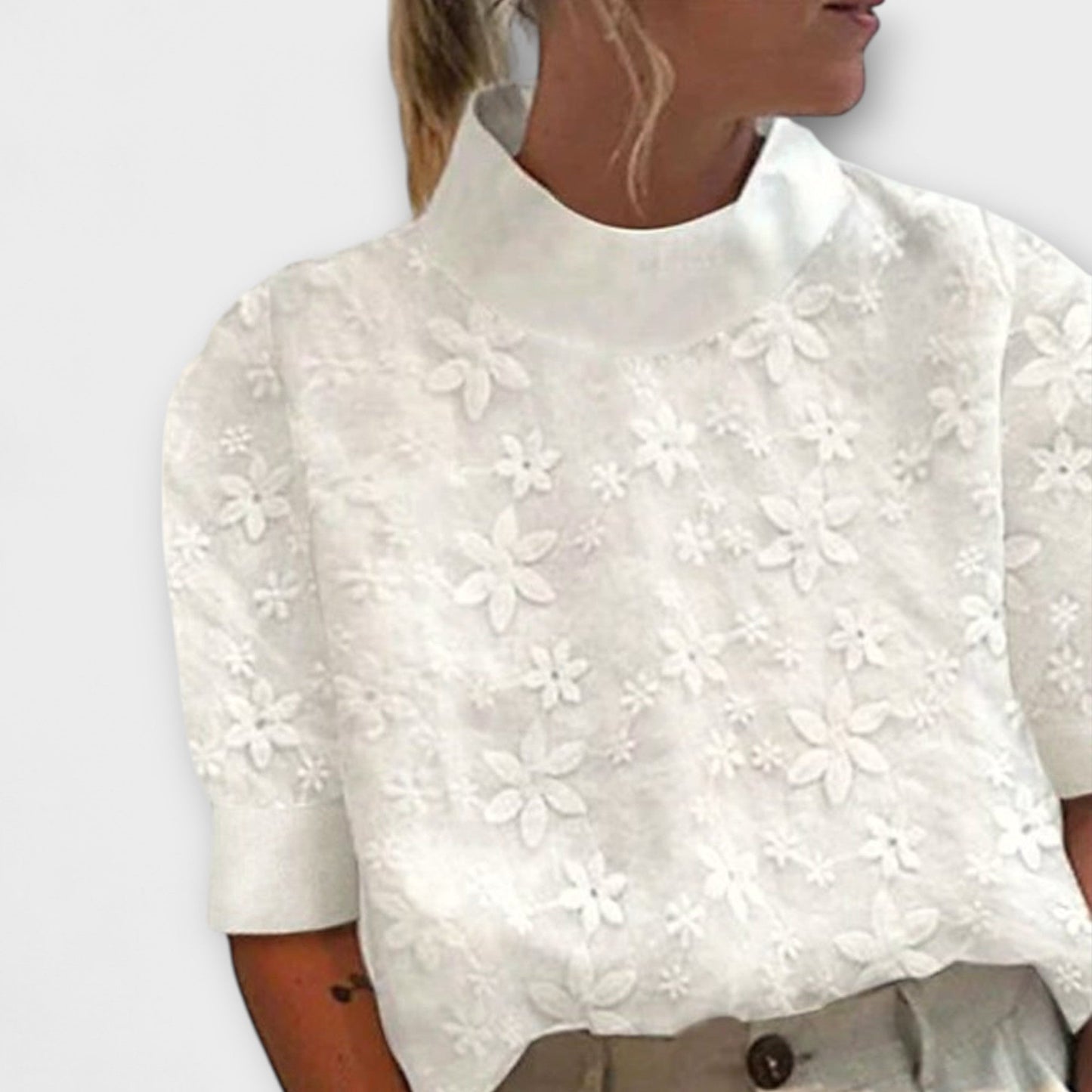 Flora™| Blusa con cuello sencillo, y estampado floral.