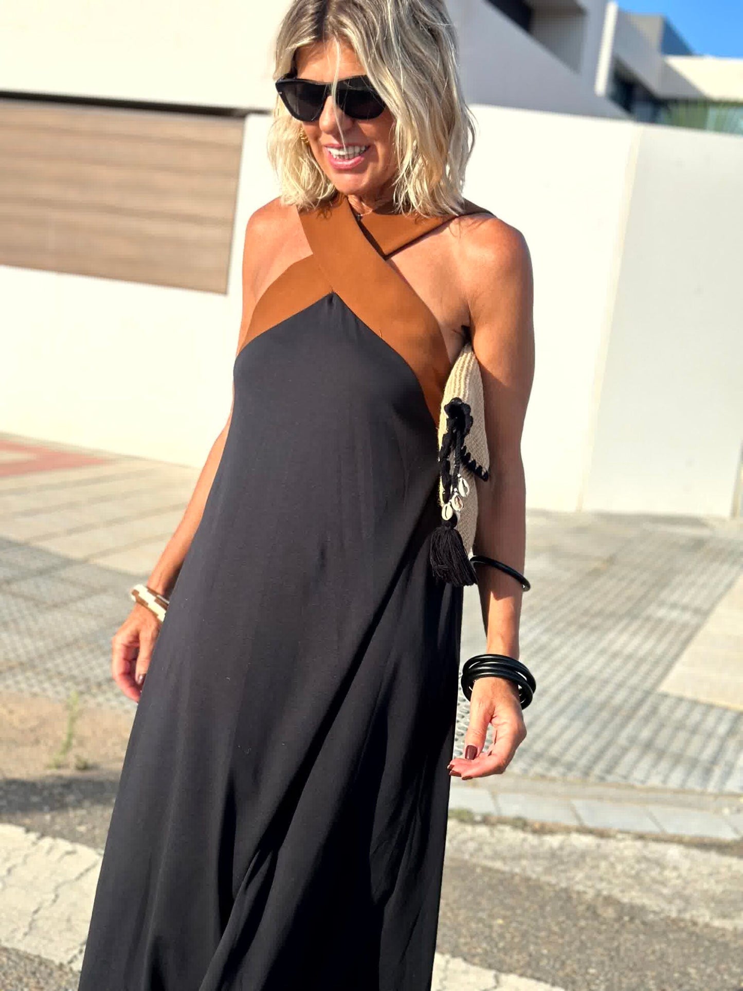 Sienna™| Elegante vestido con espalda descubierta y escote cruzado a la moda