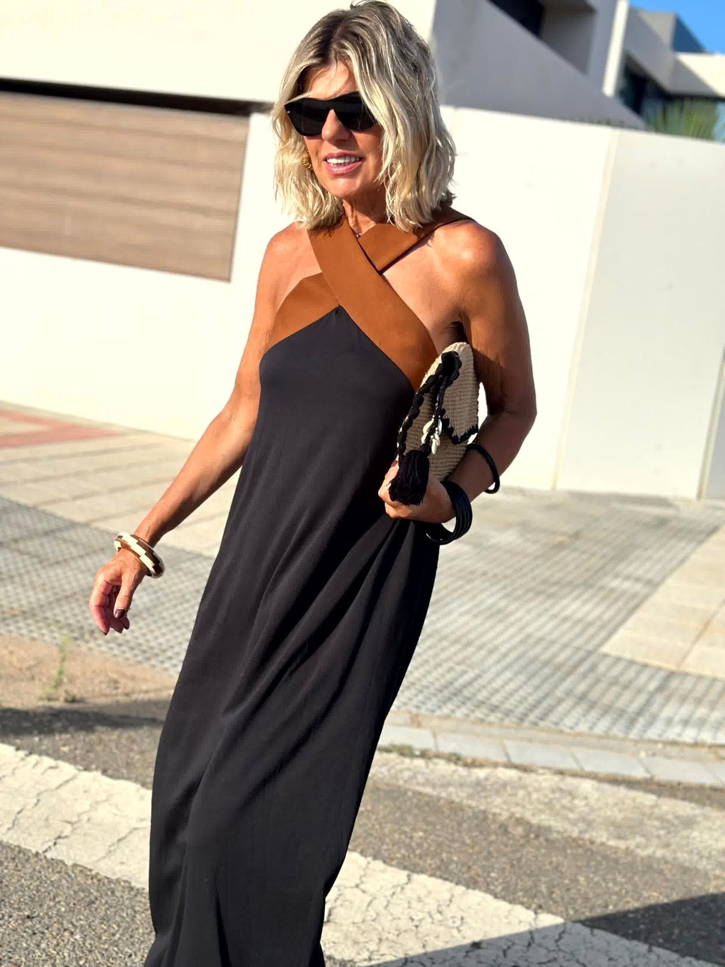 Sienna™| Elegante vestido con espalda descubierta y escote cruzado a la moda